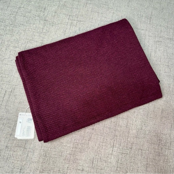 Lululemon All Ease Winter Scarf Heathered Cassis & Black NWT - Picture 5 of 7